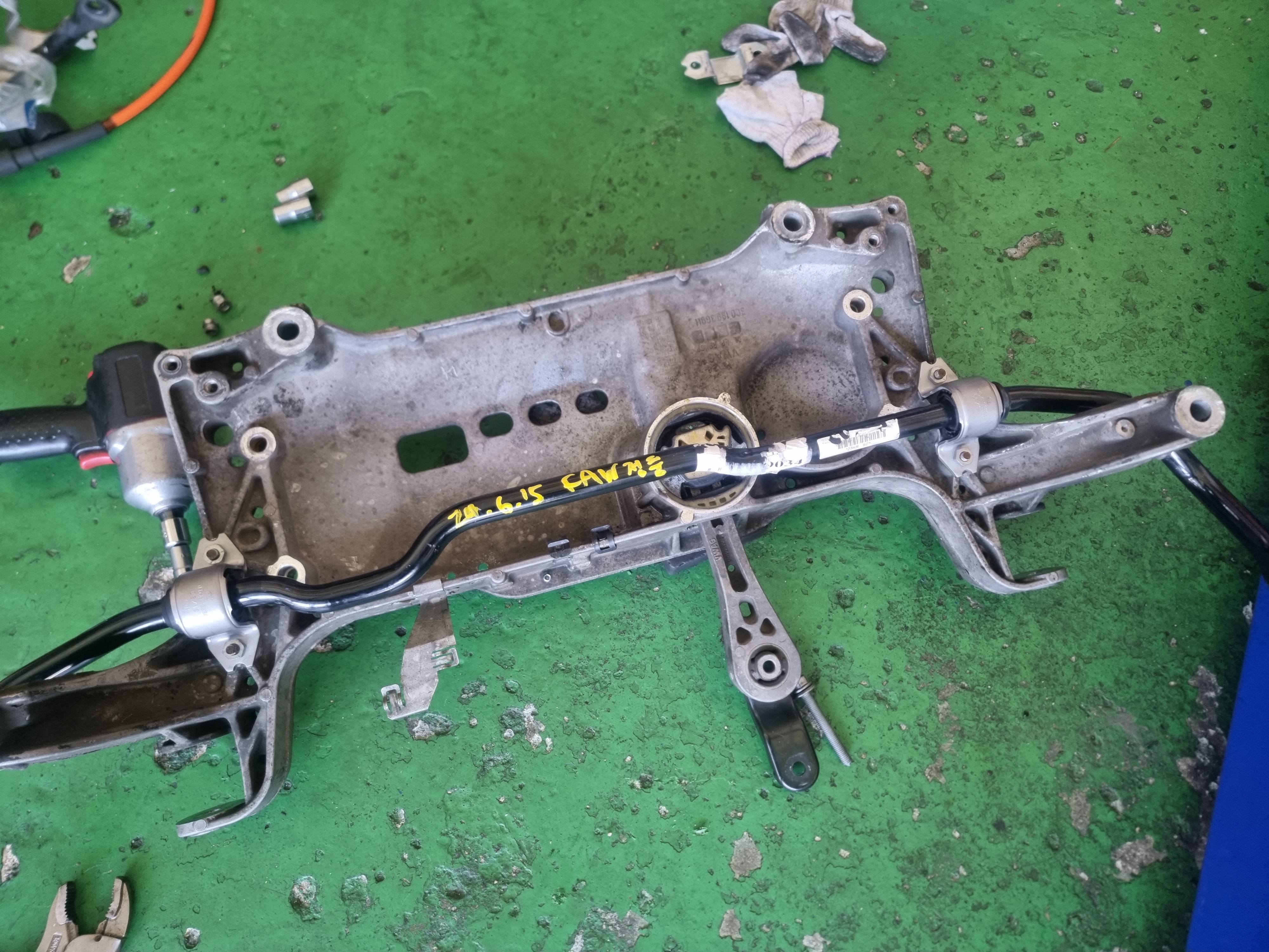 폭스바겐 제타 차량 섀시 개선 튜닝 및 수리입니다.